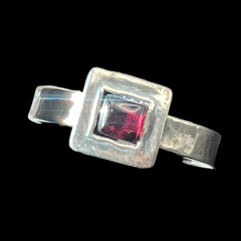 Silpada Dainty Sterling Silver hammered Natural Garnet Ring R0949 size 8 vintage